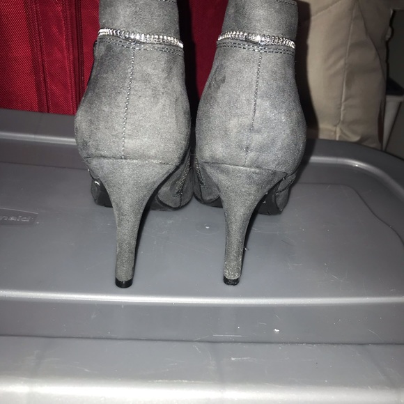 These are brand new gray suede bootie boots size 10 by rouge - Picture 4 of 5